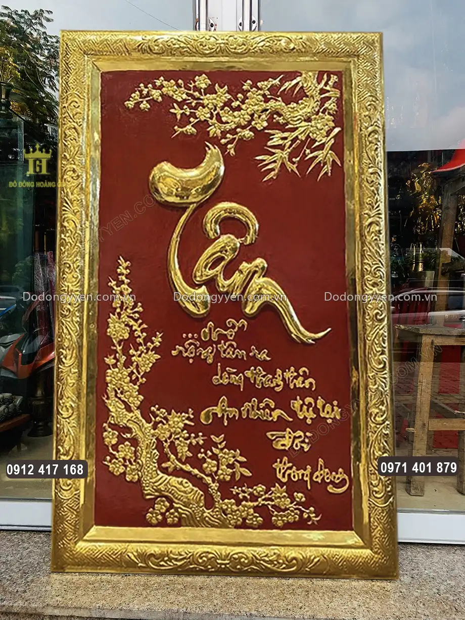 Nền tranh sơn đỏ, họa tiết hoa văn thếp v&agrave;ng v&ocirc; c&ugrave;ng nổi bật